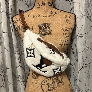 New Fashion Inspired Item (BUMBAG)